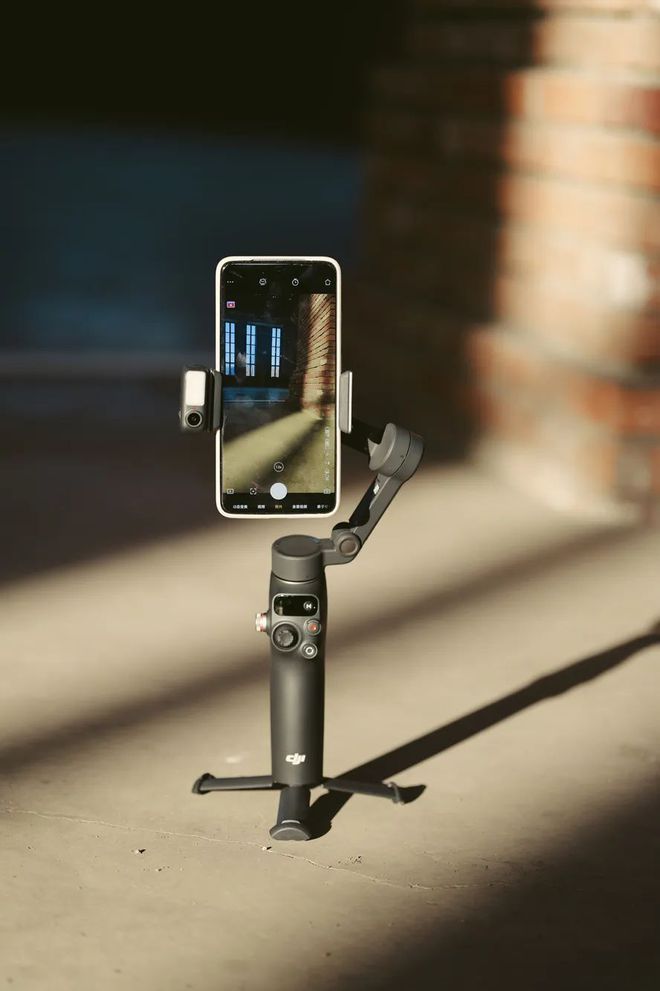 Moblie 7 Pro稳定器首发初体验！z6尊龙·中国网站549元！大疆OSMO(图1)